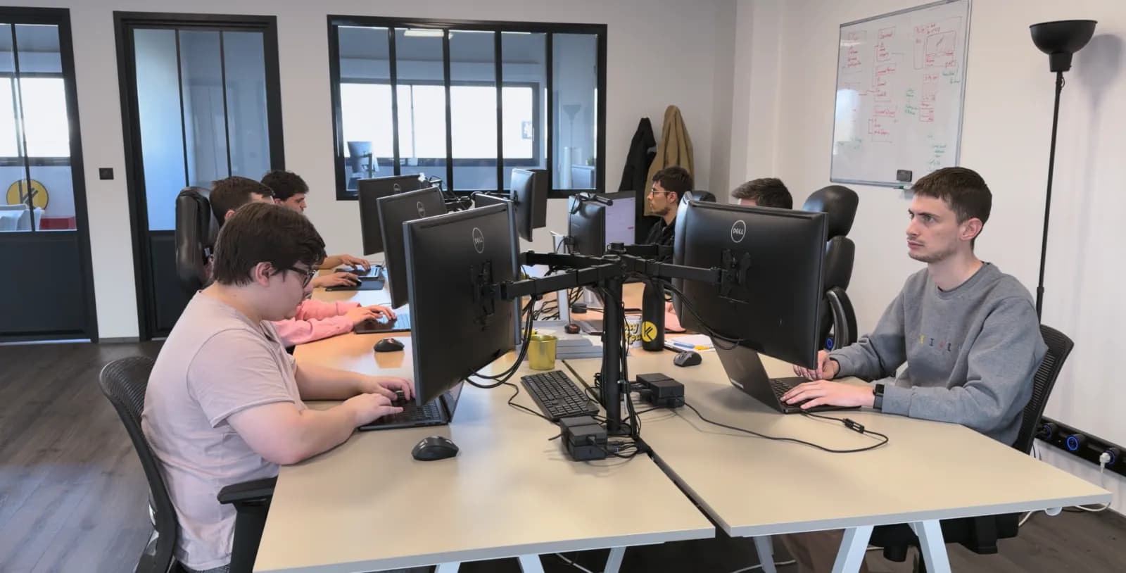 Équipe en pleine session de travail collaboratif