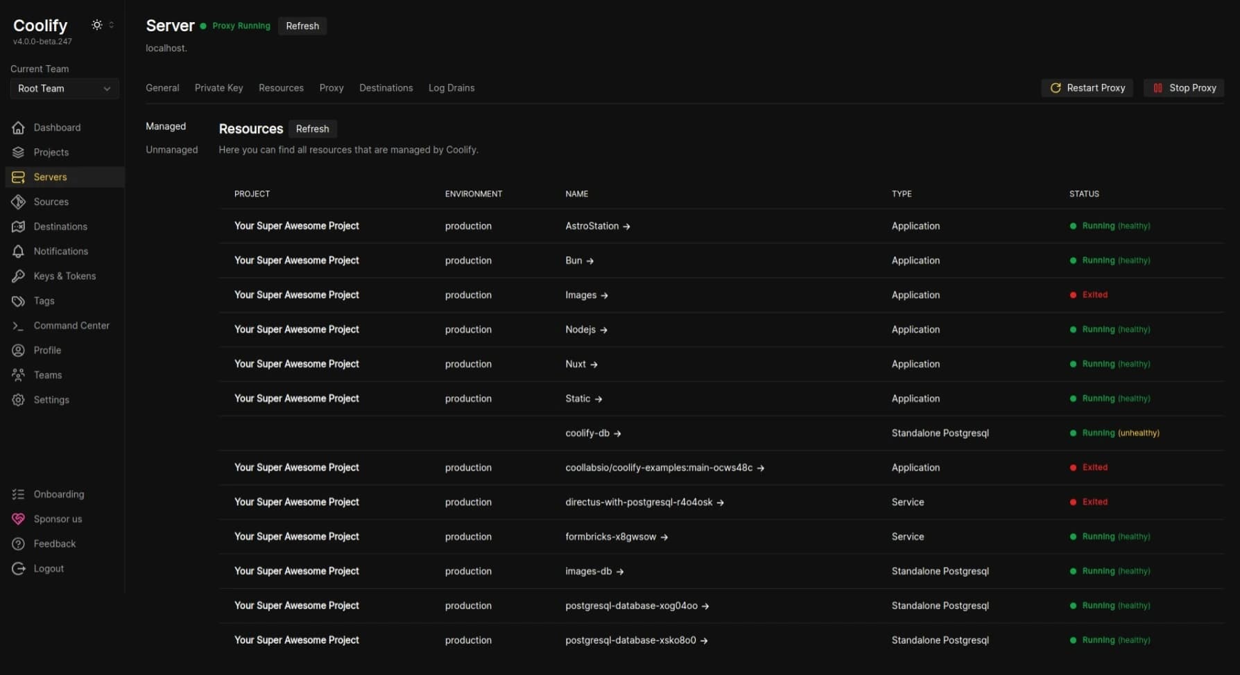 Page Server de Coolify avec le statut Proxy Running en vert et le tableau des ressources managées, colonnes projet, environnement, nom, type et statut