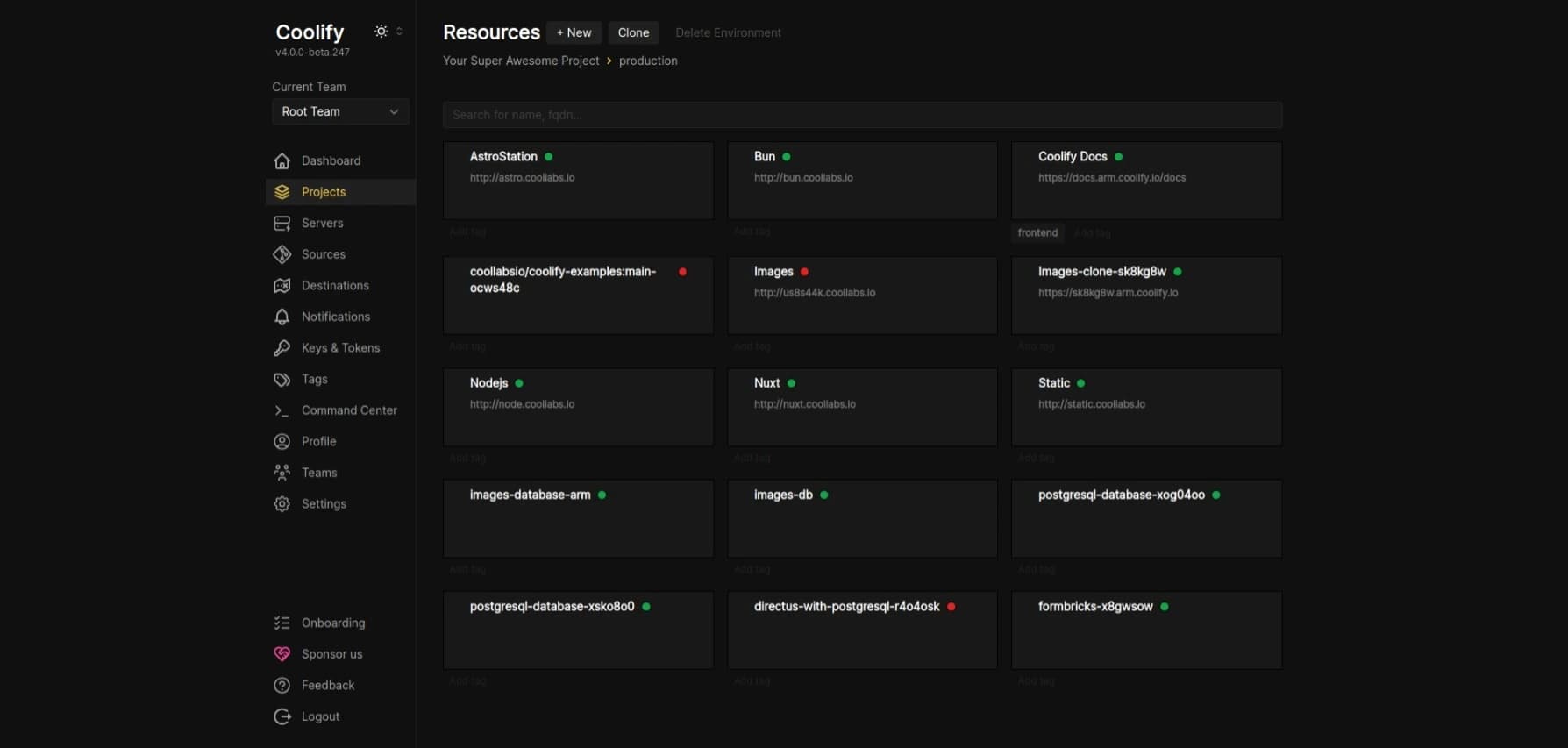 Vue Resources d'un environnement Coolify, fil d'Ariane projet puis production, cartes des applications et bases déployées avec leur pastille d'état
