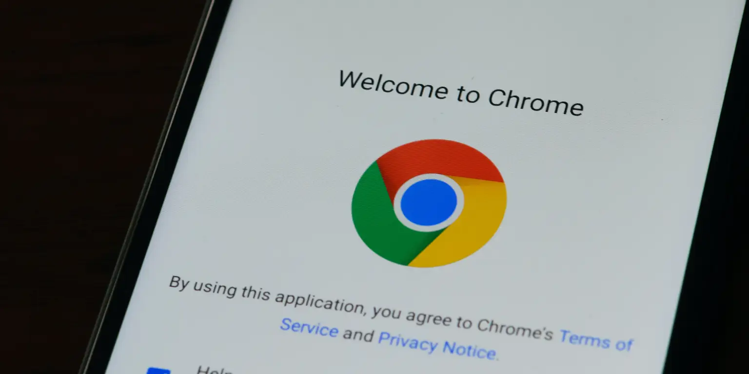 Écran d’accueil du navigateur Google Chrome affiché sur un smartphone, illustration du point d’entrée par lequel la majorité du trafic organique français passe encore
