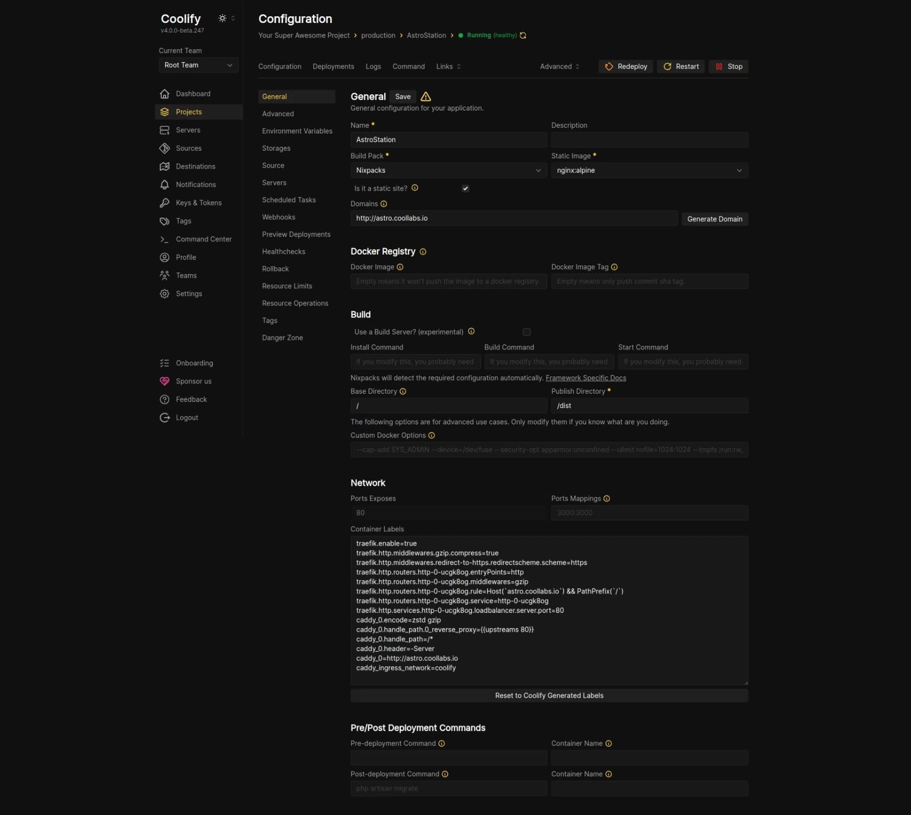 Page Configuration d'une application Coolify, sélecteur Build Pack positionné sur Nixpacks, champ Domains, section Build et zone des labels de proxy Traefik et Caddy