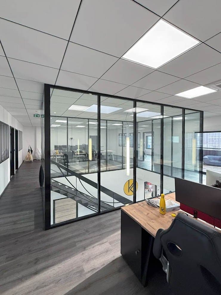 L'équipe Koul à Reims Open space vitré de l'agence Koul à Reims