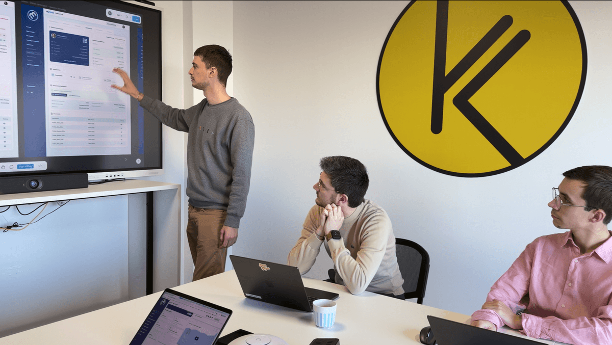 L'équipe Koul à Reims Trois associés Koul en discussion autour d'un écran