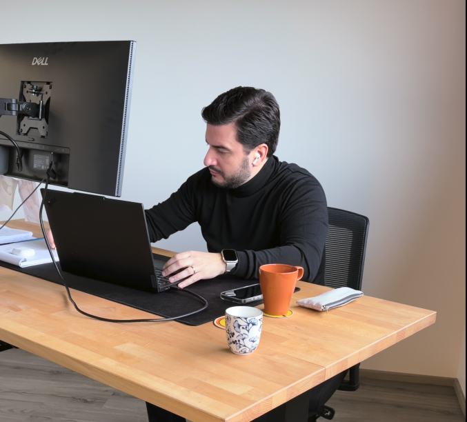 Visuel CTA Koul - Réserver un rendez-vous Alexandre Da Silva, Koul, à son poste de travail
