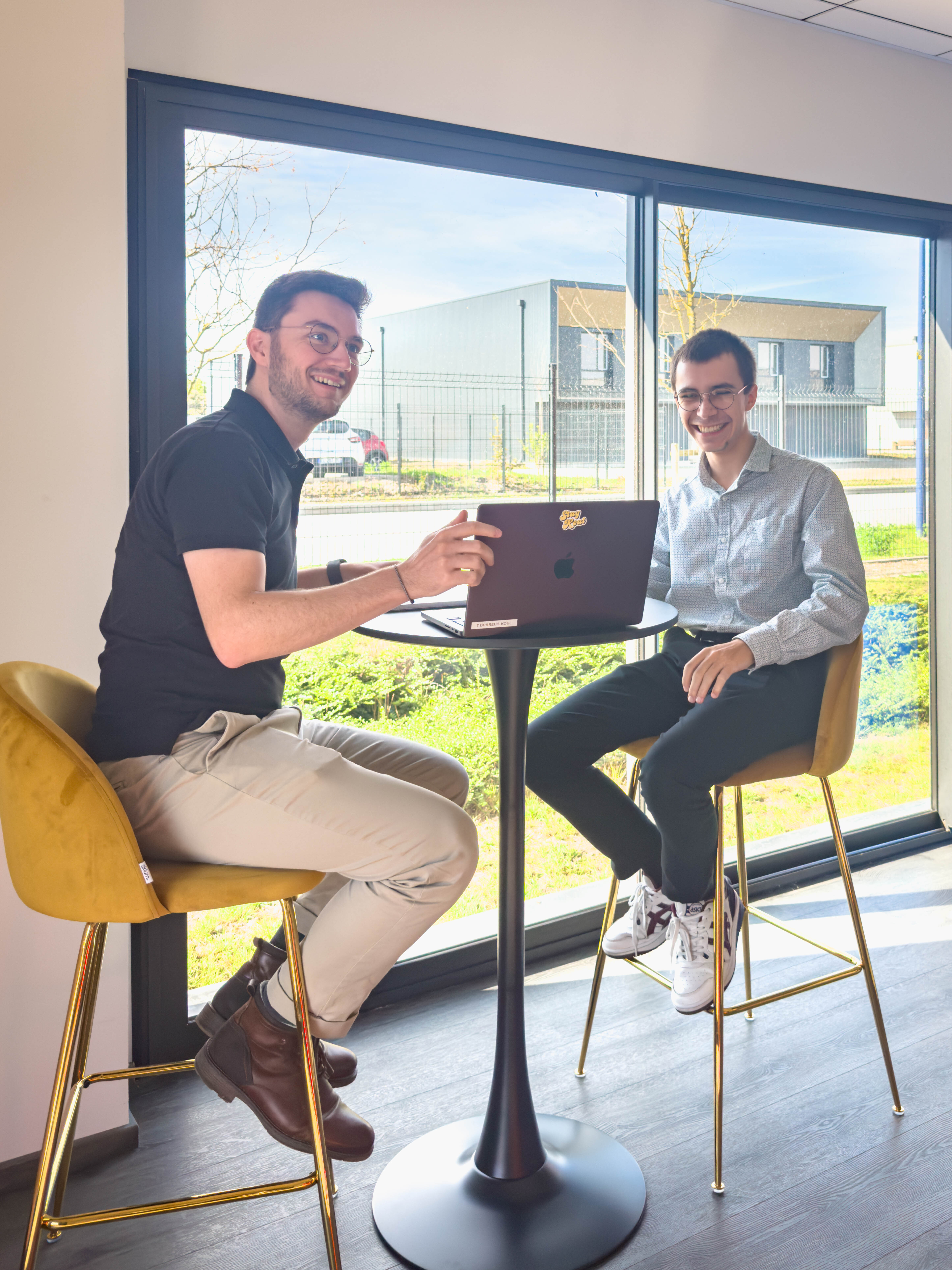 Deux développeurs de l’agence Koul travaillant ensemble sur la modernisation d’une application Deux développeurs de l’agence Koul travaillant ensemble sur la modernisation d’une application